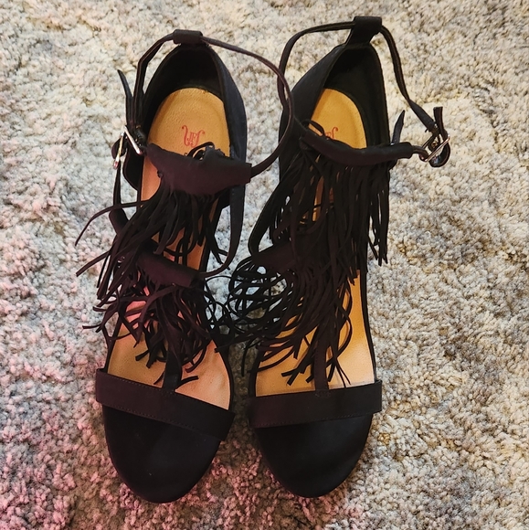 Shoes - Picture 4 of 5